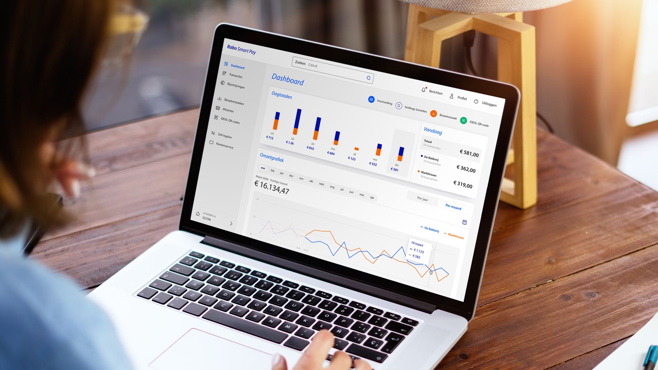 Ondernemer achter een laptop met het Rabobank Smart Pay Dashboard