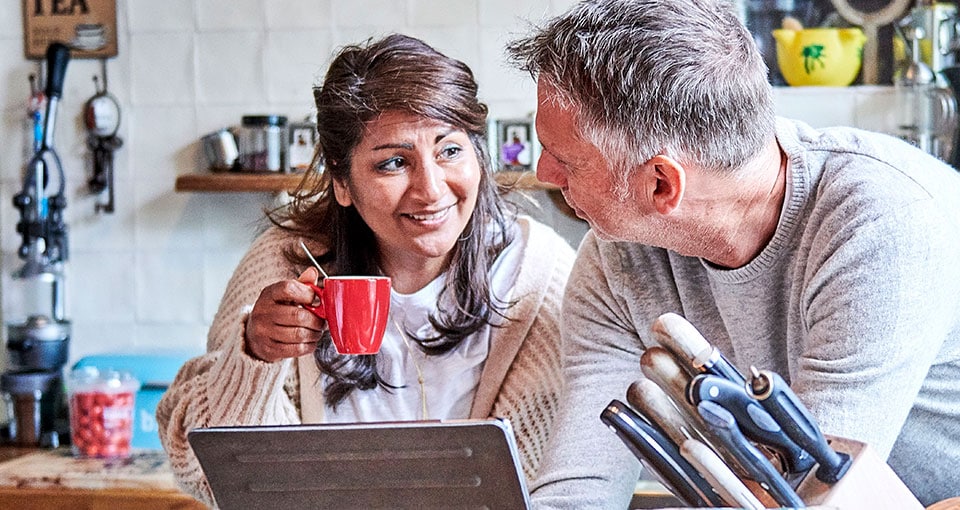 Man en vrouw in keuken