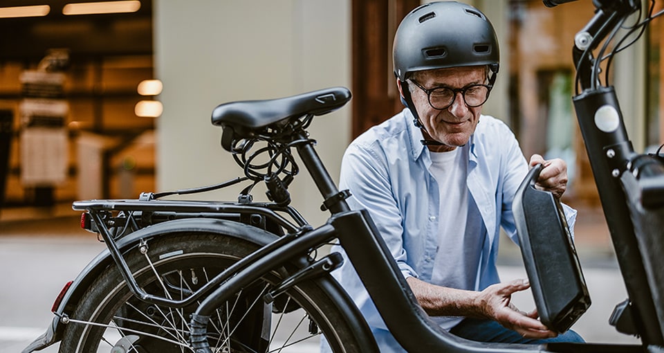 man met elektrische fiets
