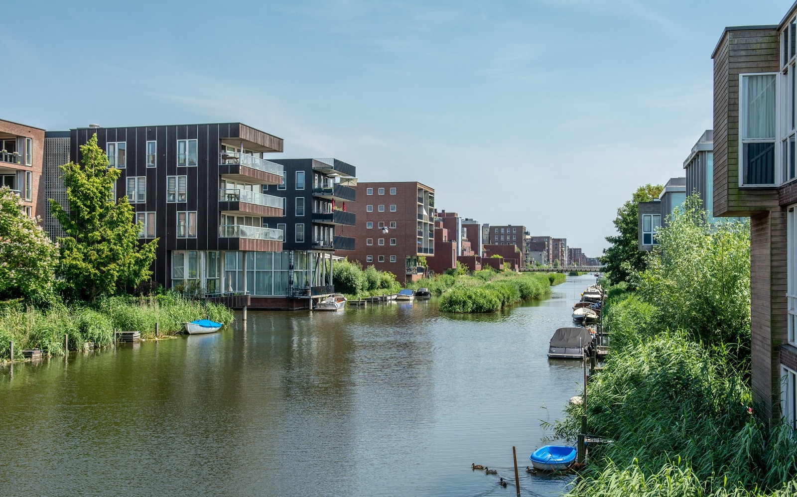 Huizen in IJburg aan het water met bootjes