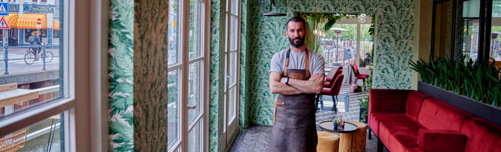 Man staat in een restaurant