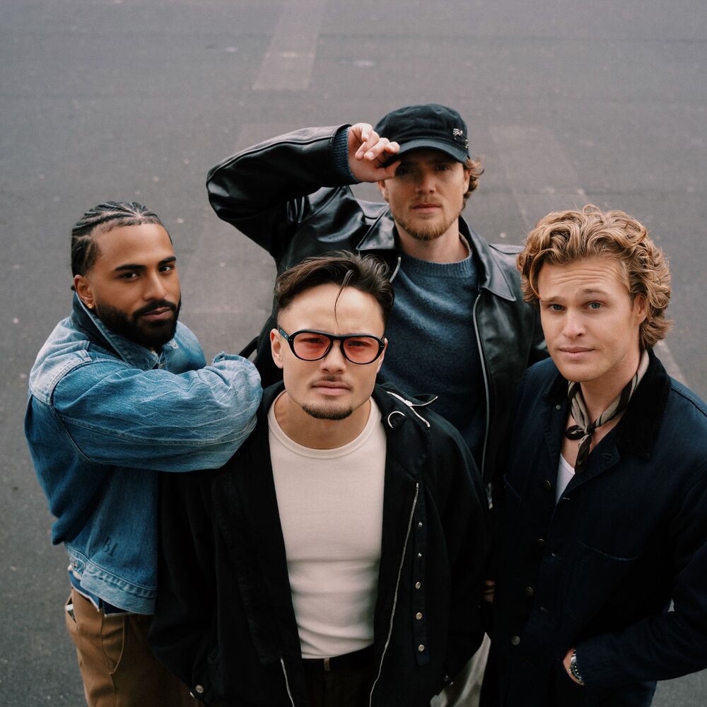 De muziekband B-Brave poseert met zijn vieren.