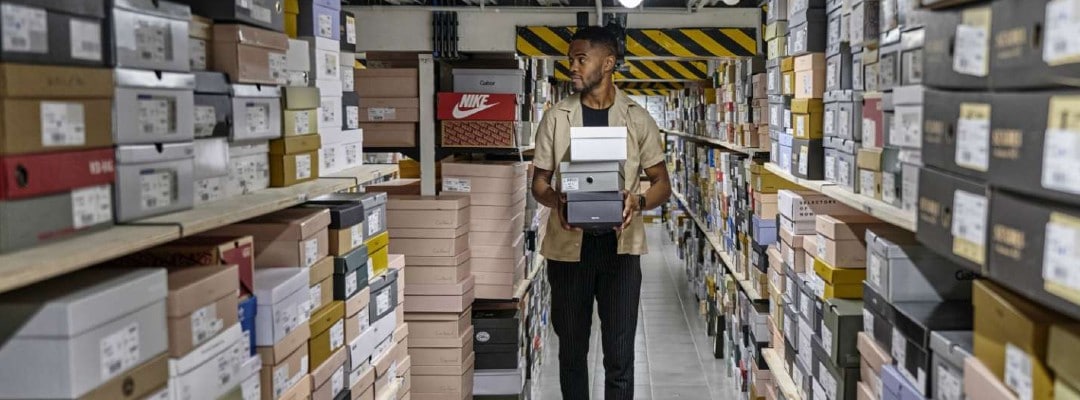 Medewerker schoenenwinkel in magazijn