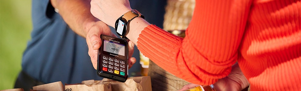 smartwatch bij betaalterminal