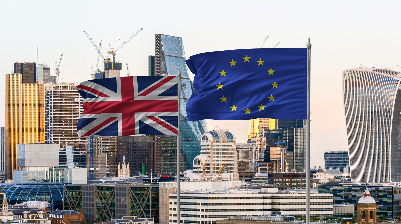 Britse en Europese vlag tegen een achtergrond van de skyline van de Londense City