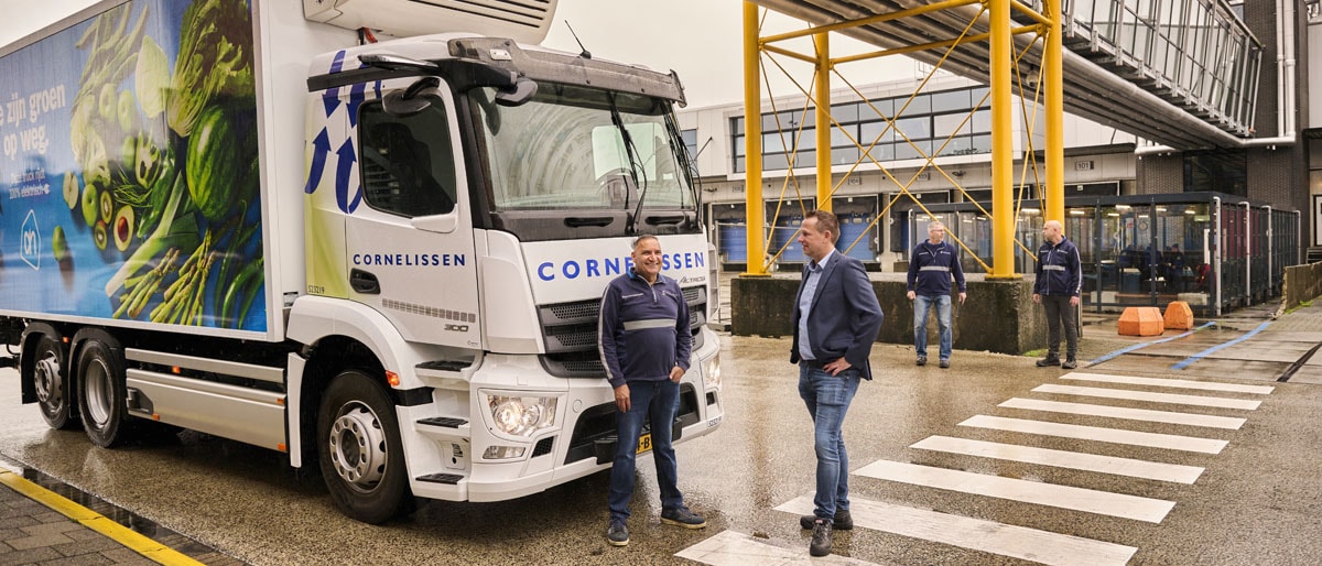 Ondernemer (DGA) met personeel voor vrachtwagen