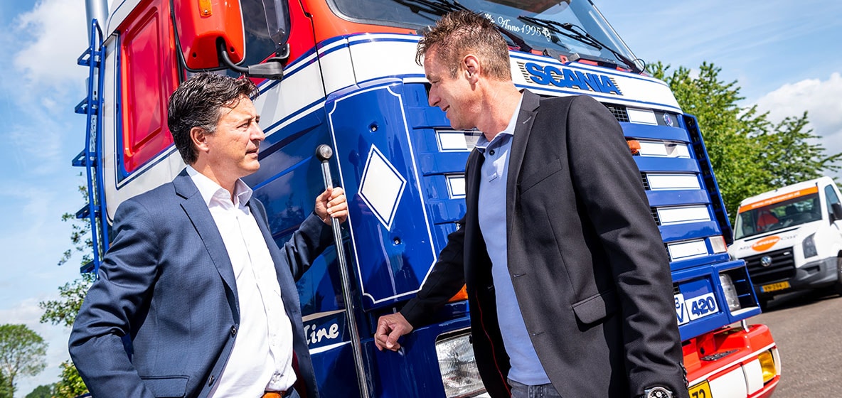 Erik met klant en vrachtwagen