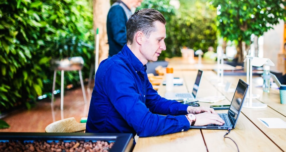 Man aan het werk op zijn laptop