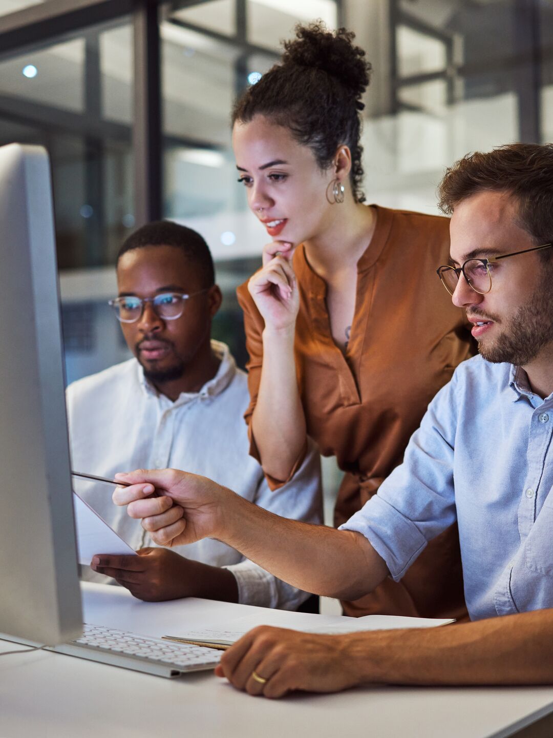 Team achter computer kijkt naar monitor