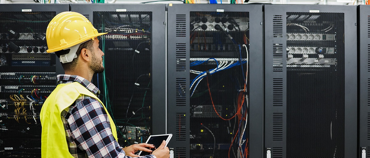 medewerker in een data center
