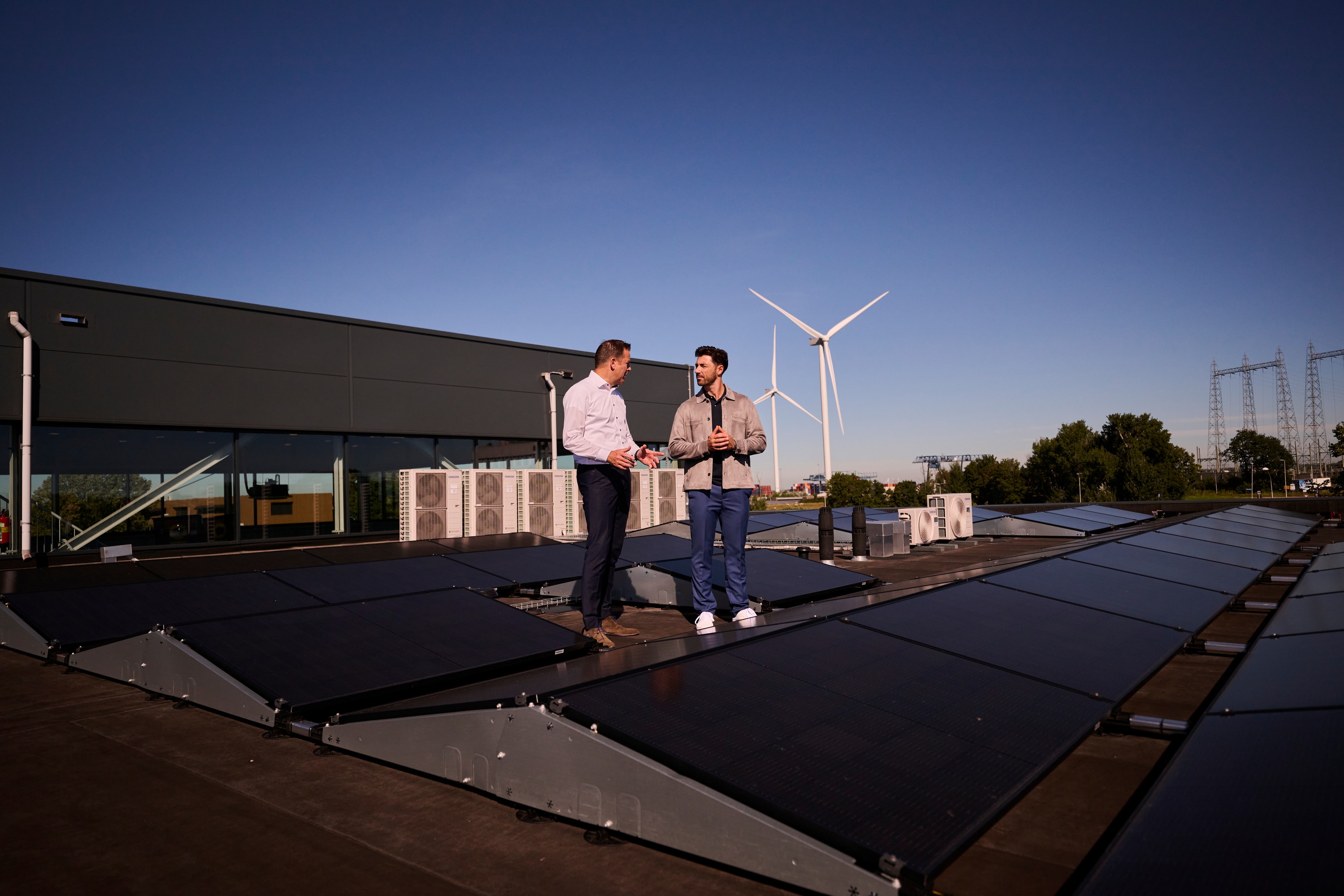 Mannen op een dan met zonnepanelen