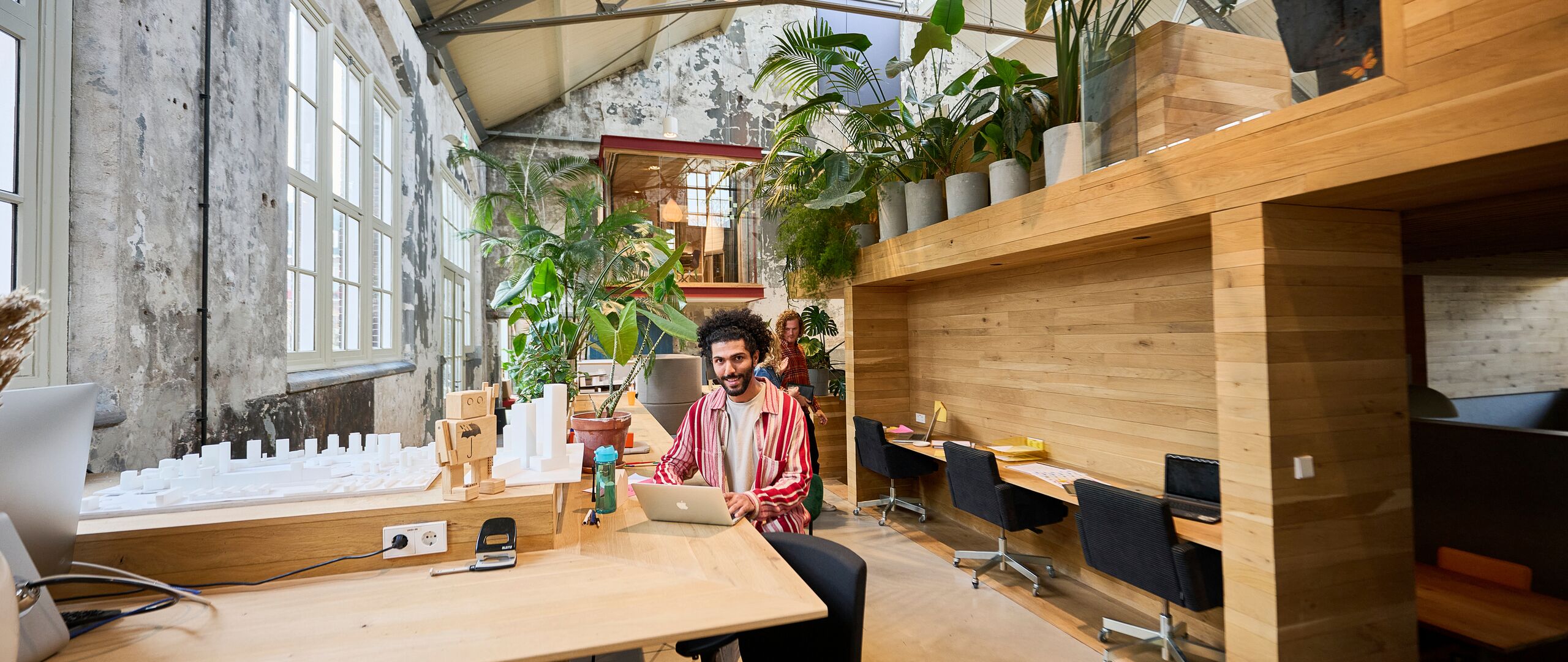 Man zit aan tafel met laptop