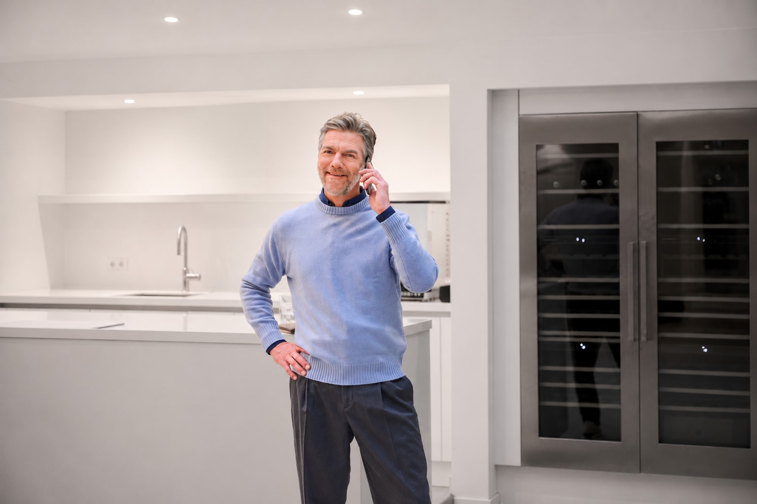 Family Office Services manager met telefoon