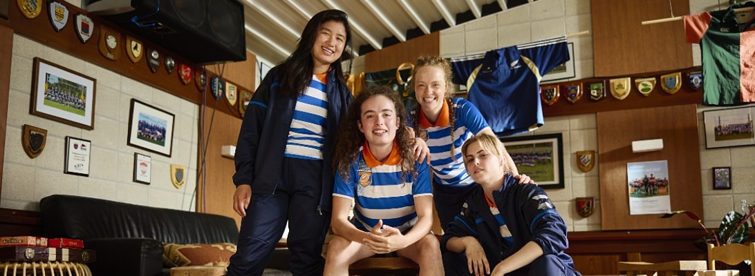 Vier jongeren poseren in een sportclub