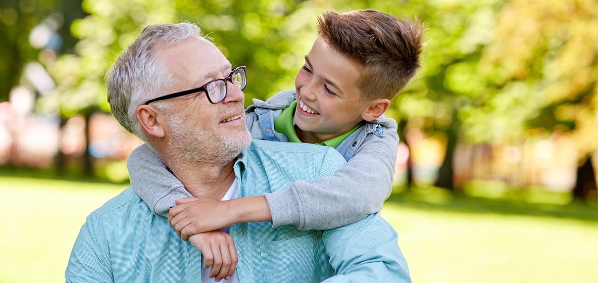 Een opa met kleinzoon in het park