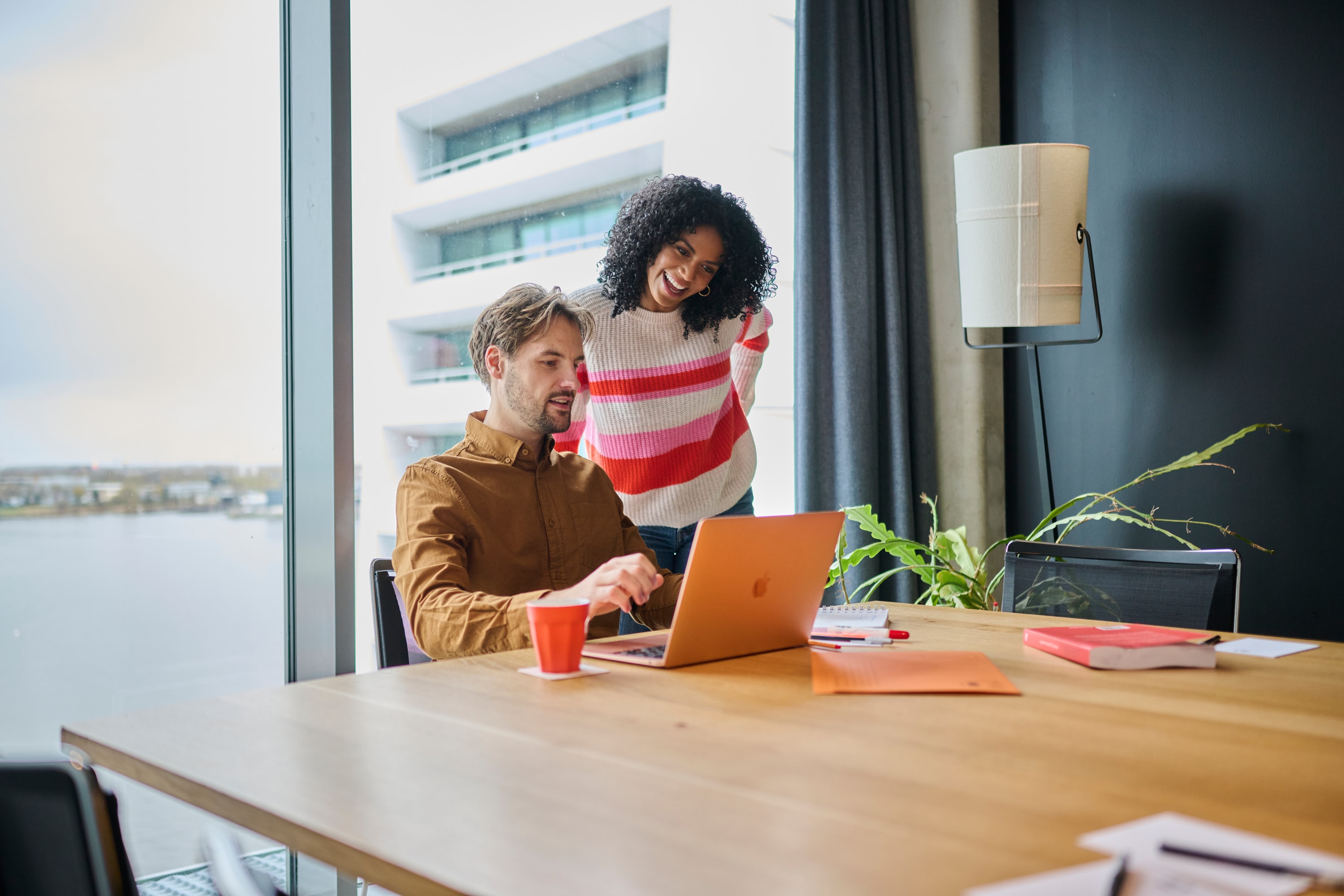Man en vrouw kijken op laptop