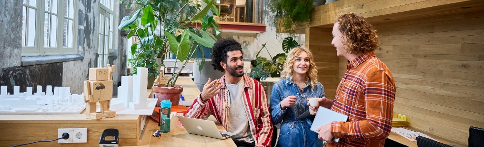 Collega's staan bij elkaar te overleggen