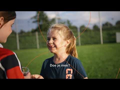 Twee meisjes op voetbalveld met in beeld de tekst 'Doe je mee?'