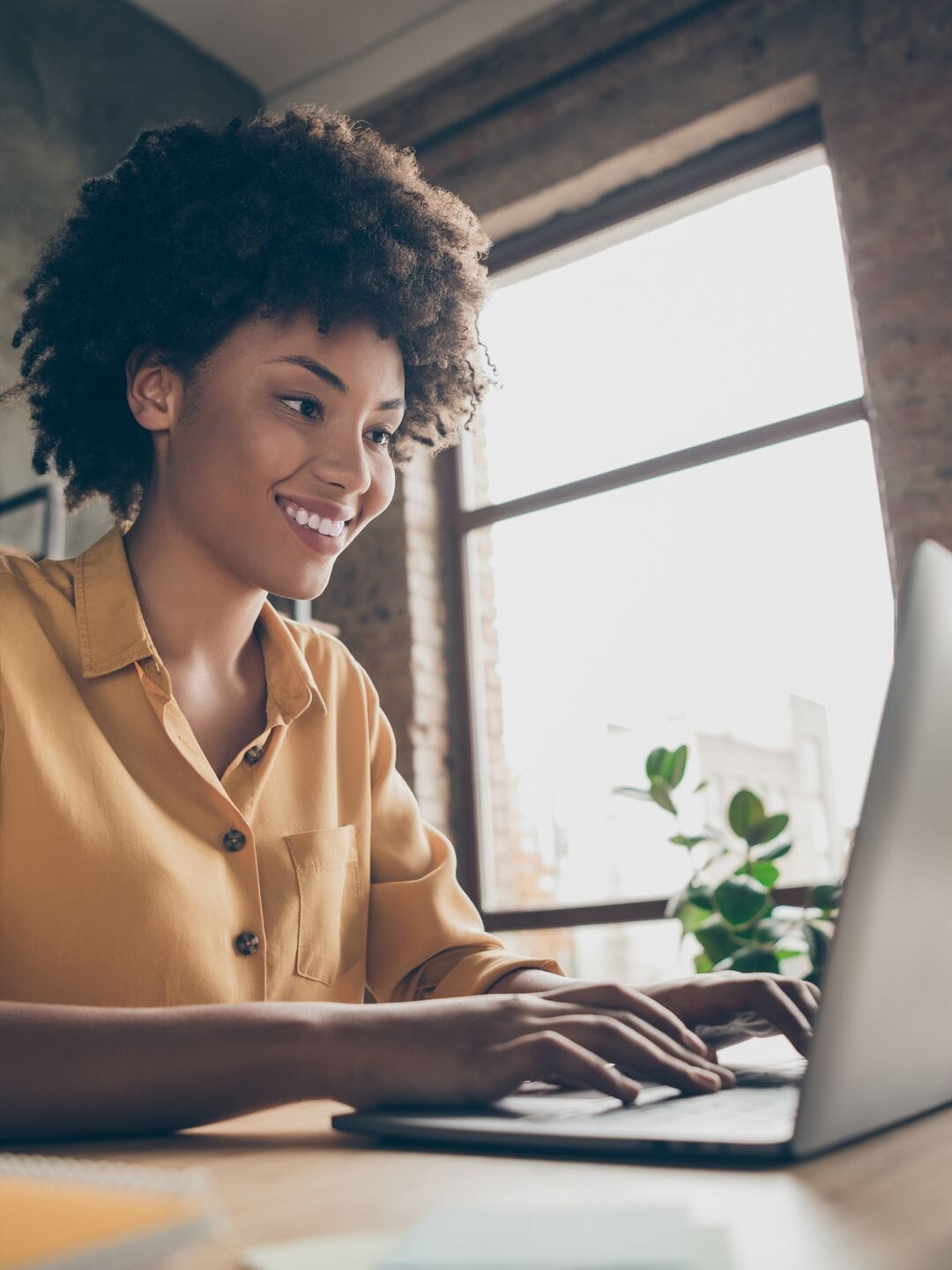 Vrouw zit te werken achter haar computer