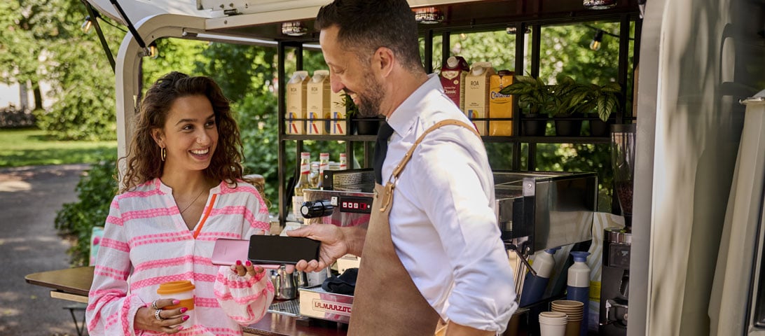 vrouw betaal bij een koffiebar