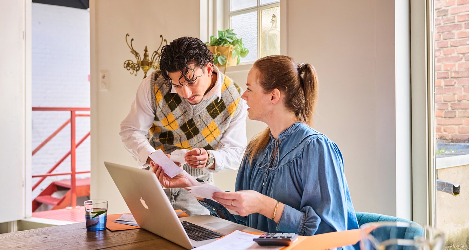 Man en vrouw achter laptop op werk