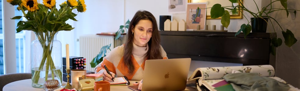 vrouw achter laptop