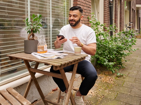 man kijkt op telefoon