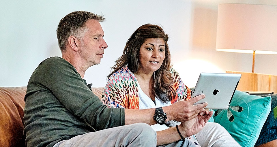 Man en vrouw in huiskamer op de bank