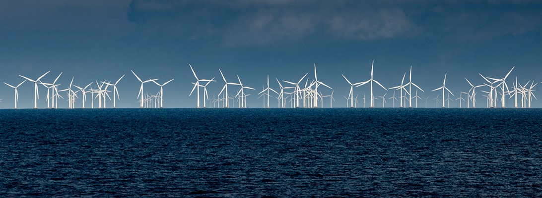 Een windmolenpark in zee