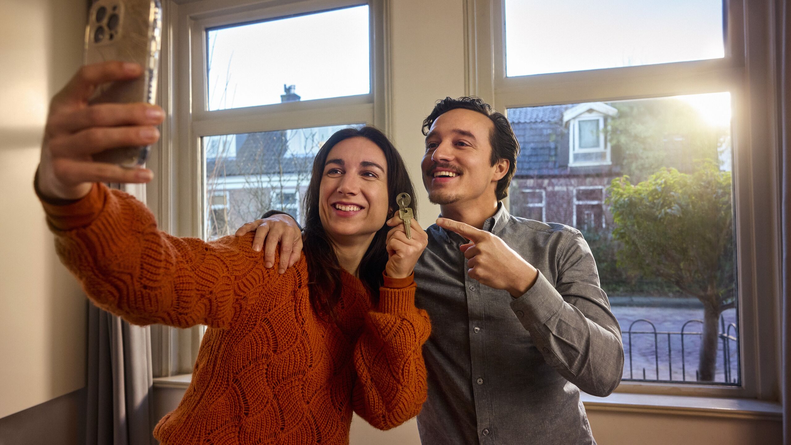 Stel krijgt sleutels van eerste huis, maken sleutelselfie