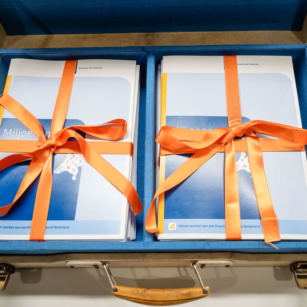 Het koffertje met de Miljoenennota en Rijksbegroting.