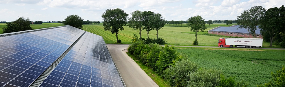 Zonnepanelen op een boerderij
