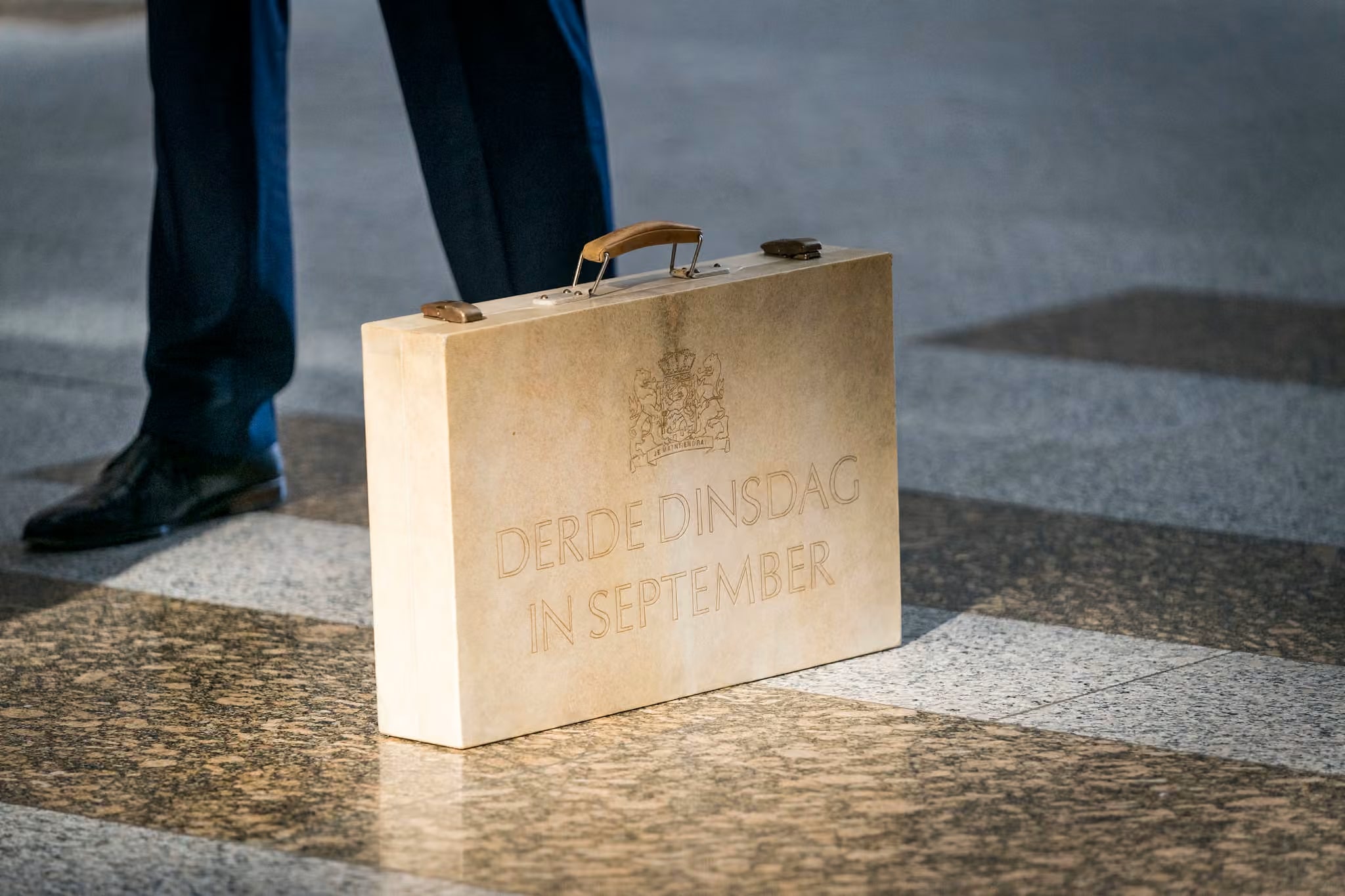 Koffertje 'derde dinsdag in september' staat op de grond