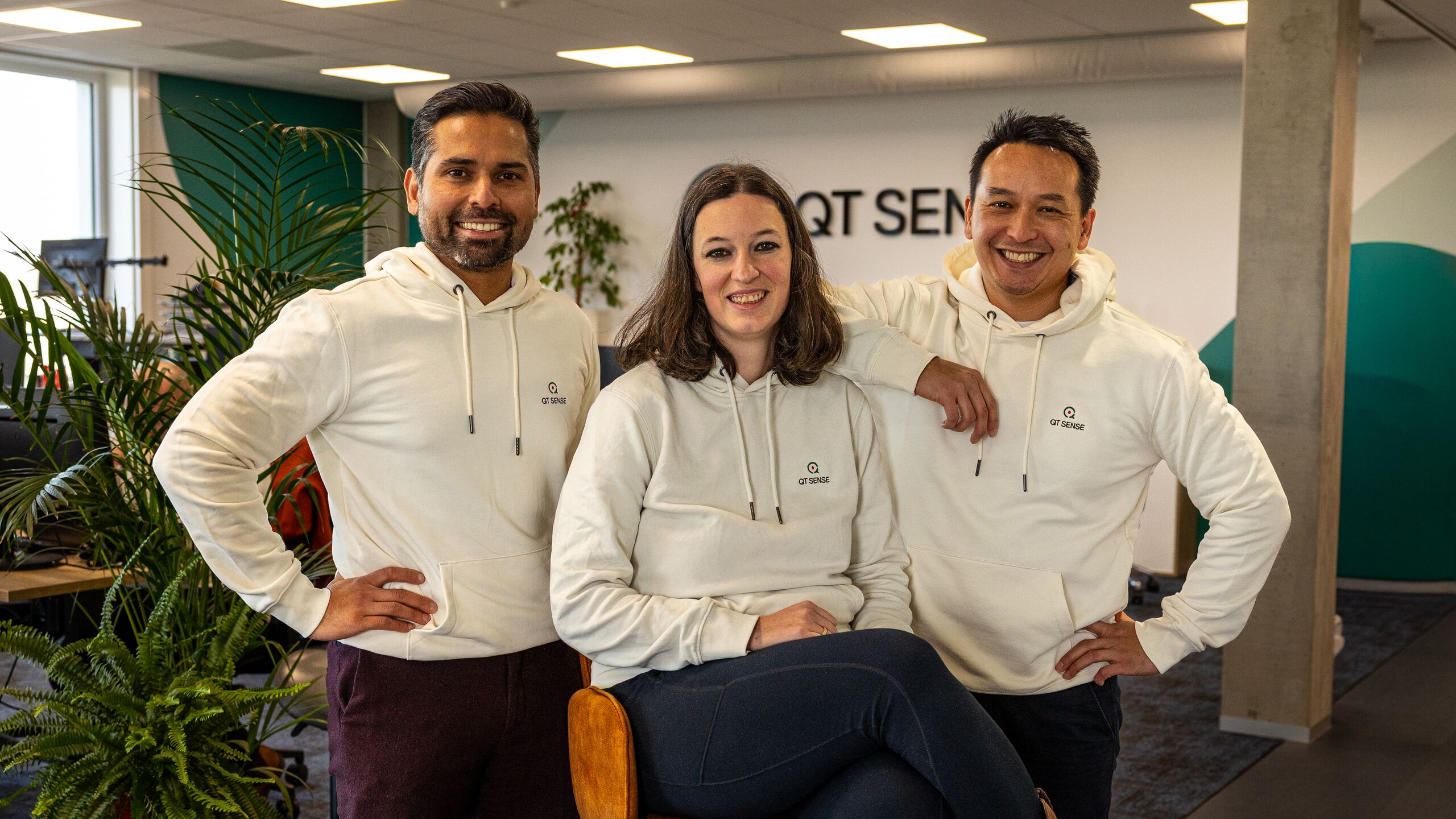 3 lachende mensen van QT Sense 