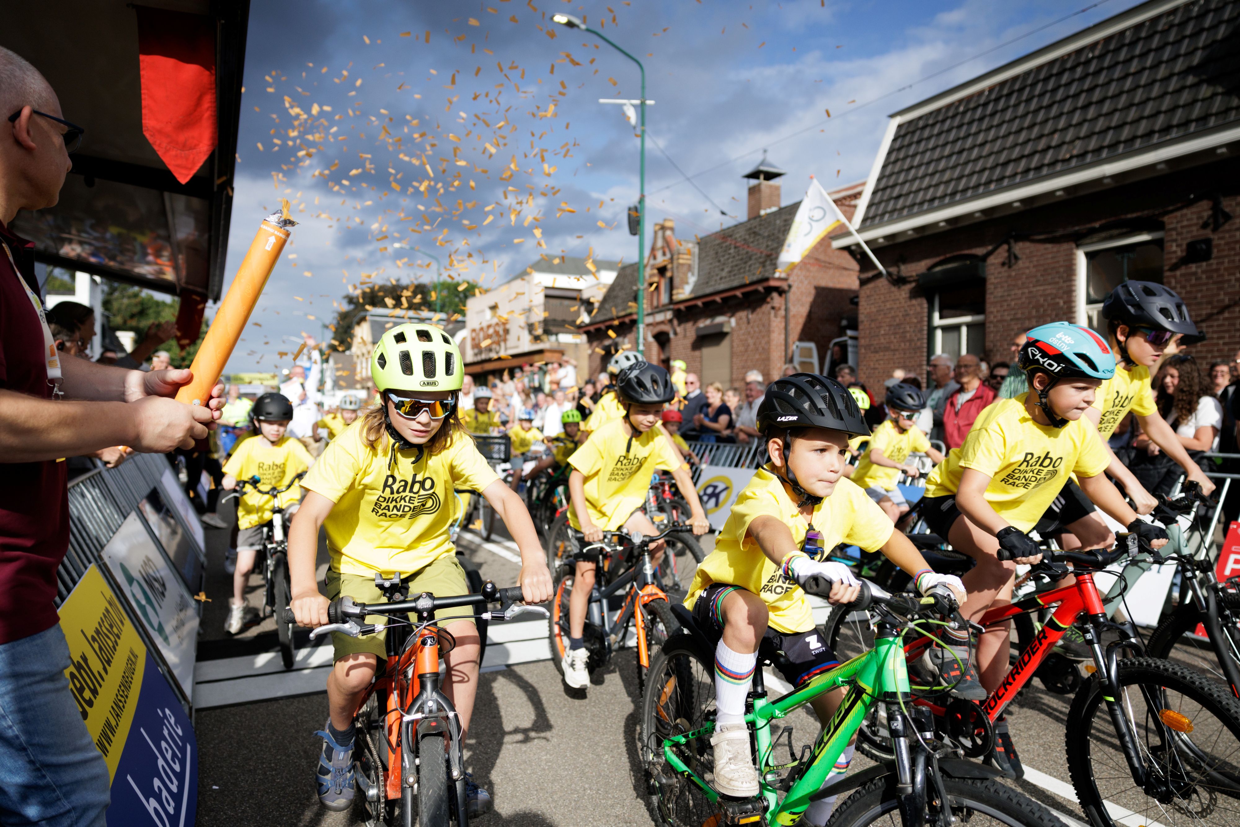 Kinderen fietsen tijdens de Dikke Banden Race