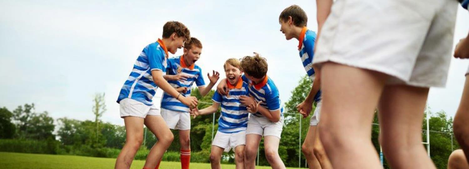 Groepje jongens op voetbalveld