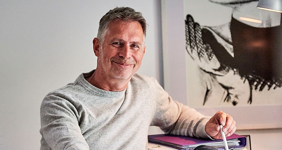 Man in huiskamer