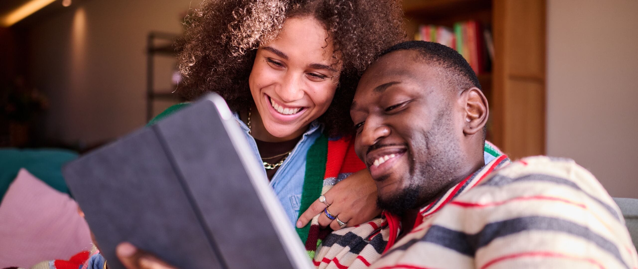 man en vrouwen kijken naar tablet