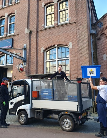 Employees of Oscar Circulair next to a company car