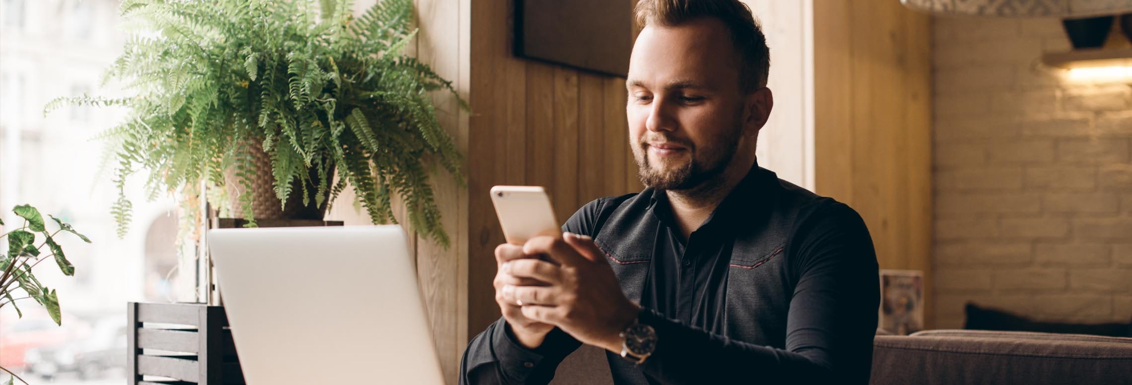 Man met laptop en telefoon