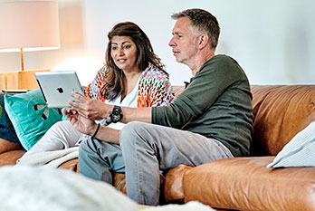 Man en vrouw op de bank met Ipad