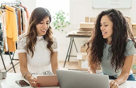 Twee ondernemers aan bureau in onderneming