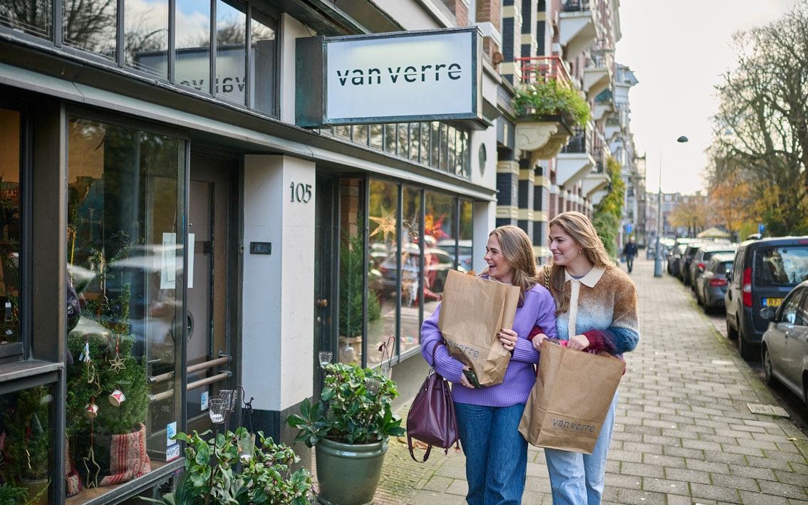 Twee vrouwen genieten van een dagje winkelen