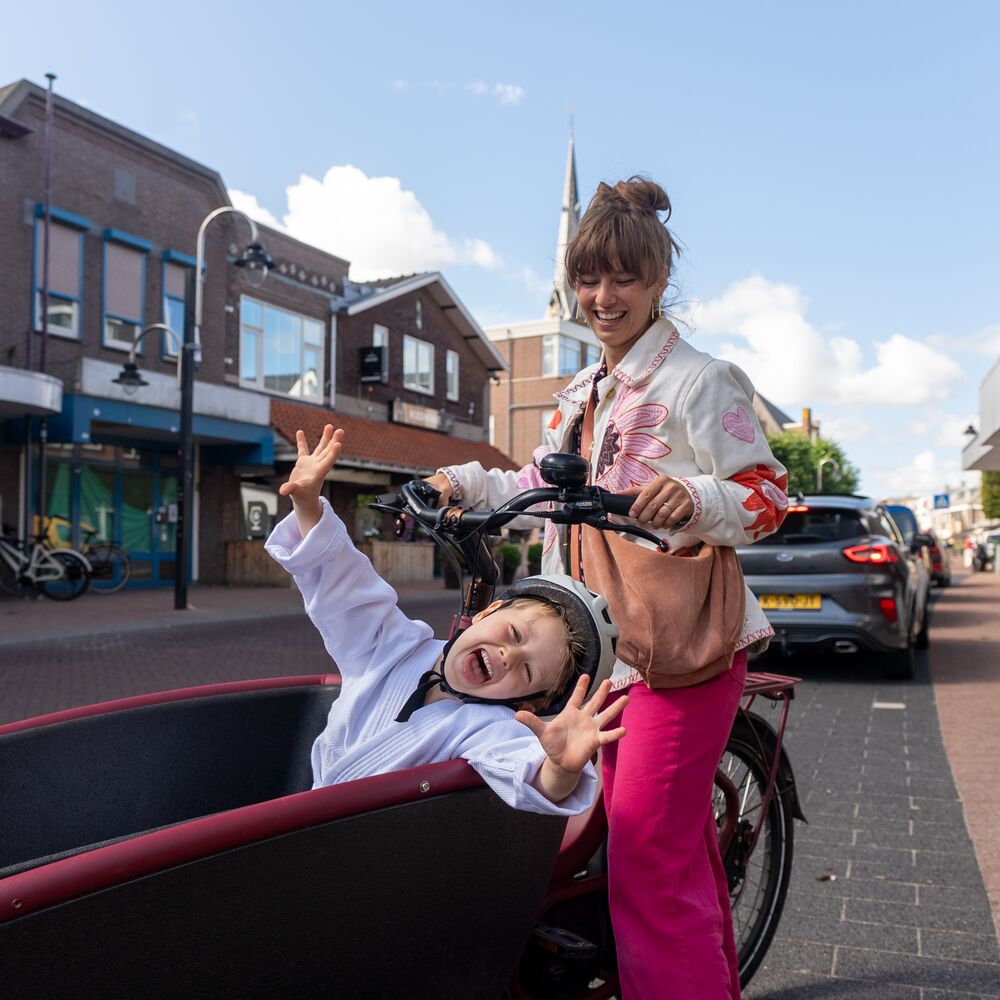 Moeder en zoon in bakfiets
