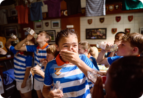Jonge sporters drinken water in het sportcafé