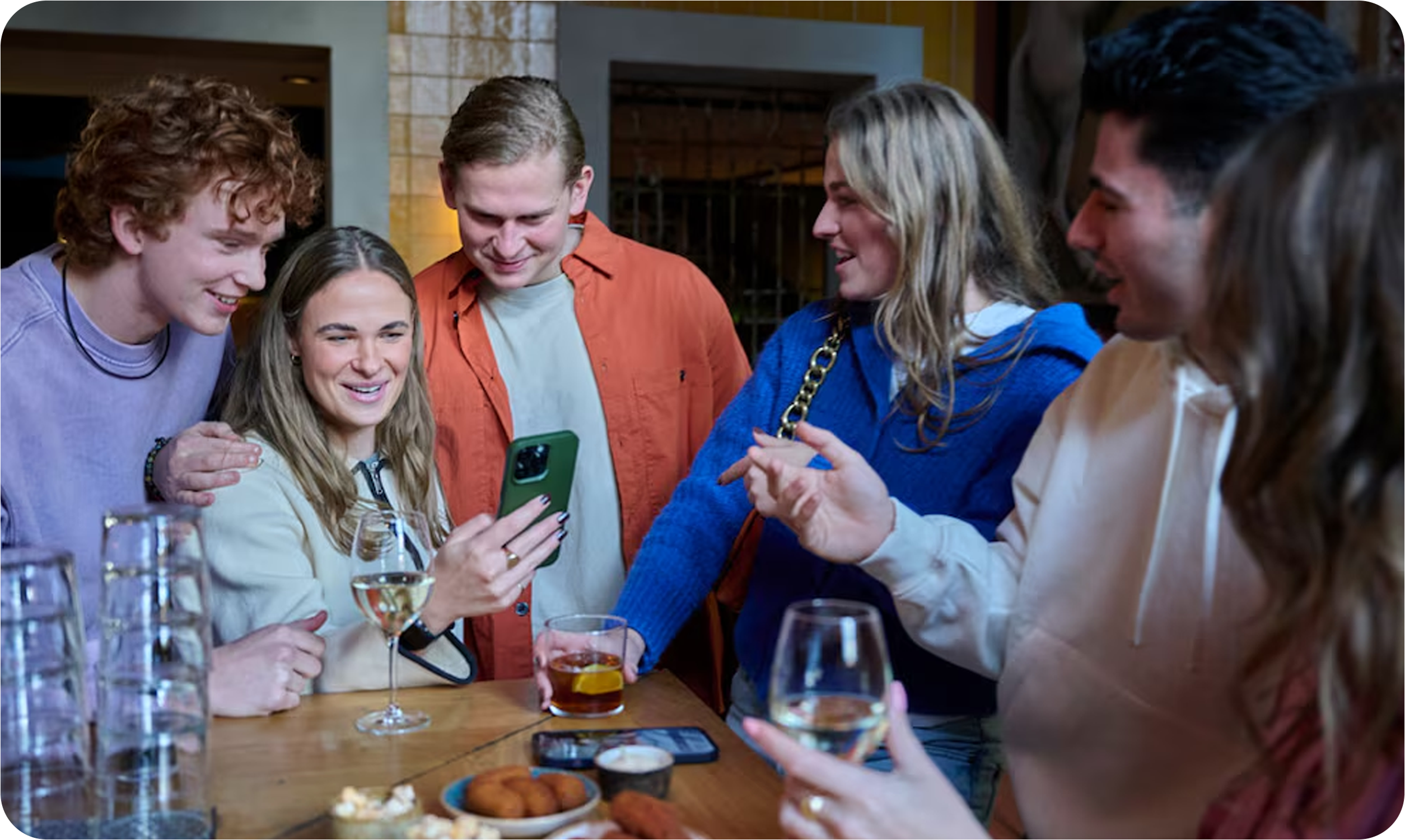 Jonge mensen in een cafe