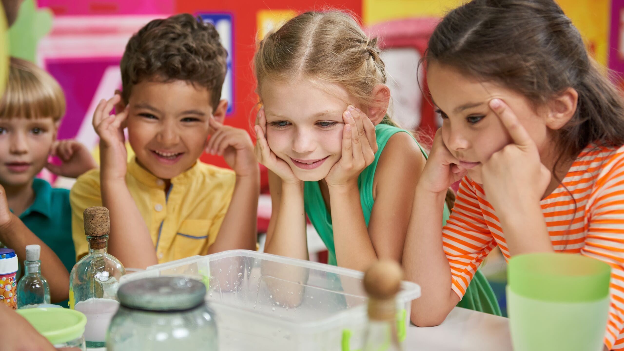 Kinderen die nieuwsgierig kijken naar bak met water