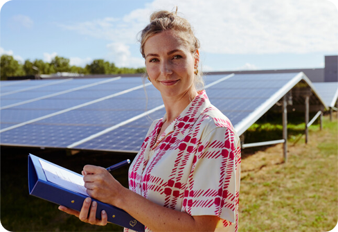 Vrouw met map buiten bij zonnepanelen