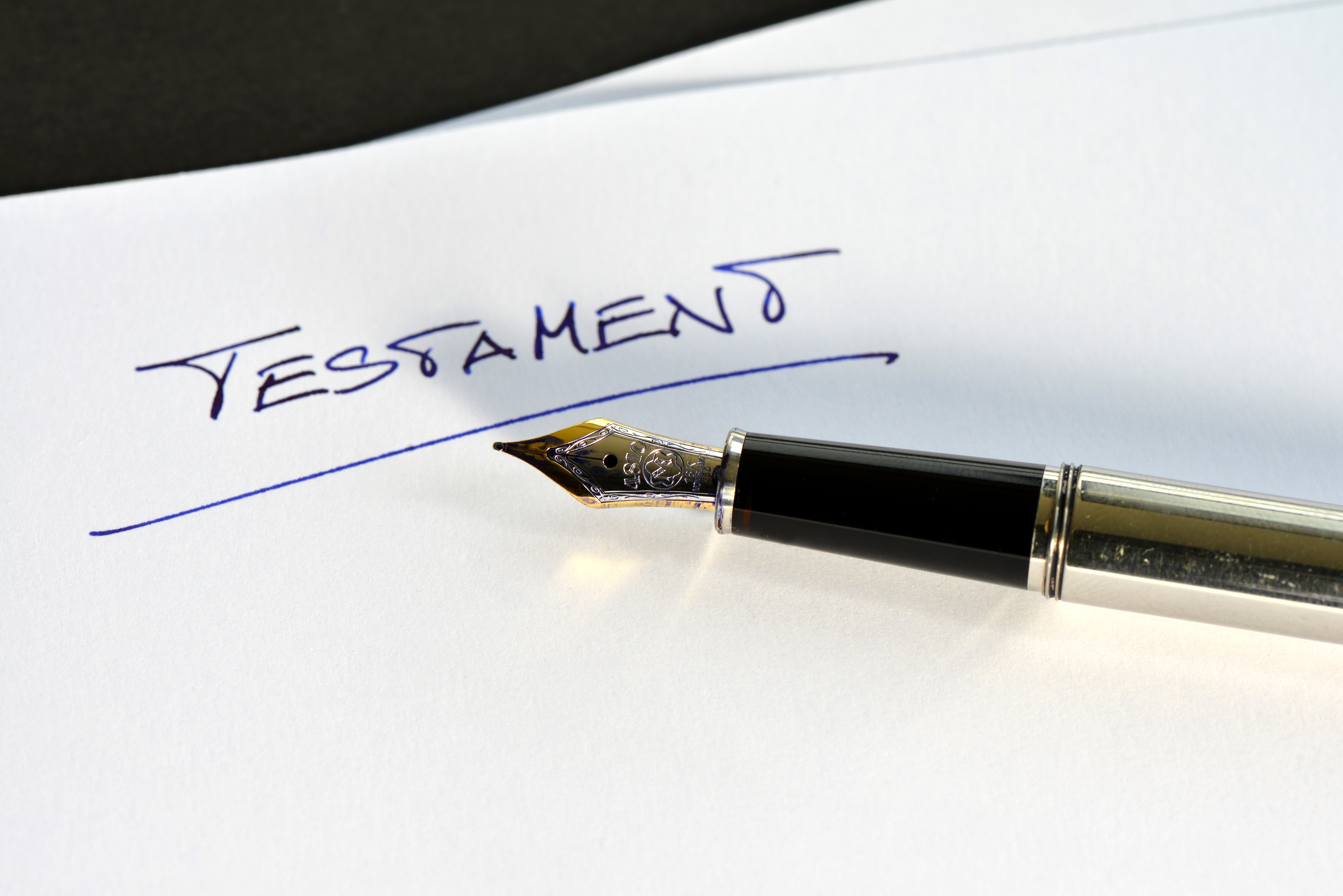 Vulpen die het woord testament schrijft,