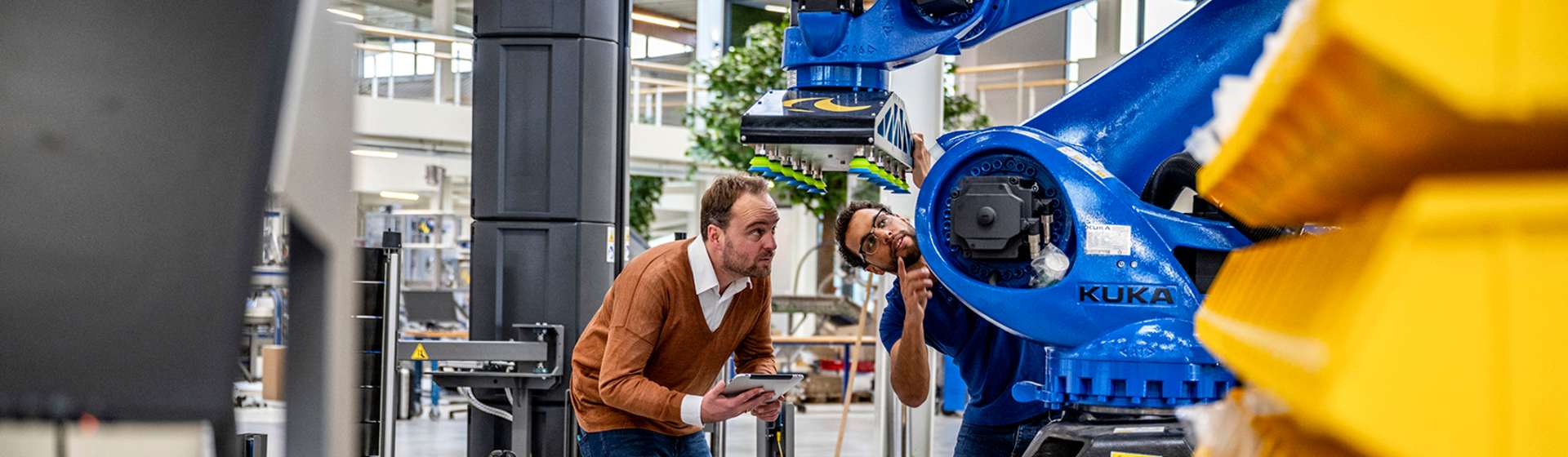 Twee mannen in een machinehal
